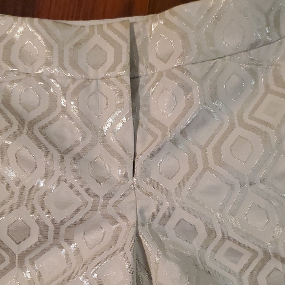 White House Black Market Geometric White Shorts - Picture 2 of 7